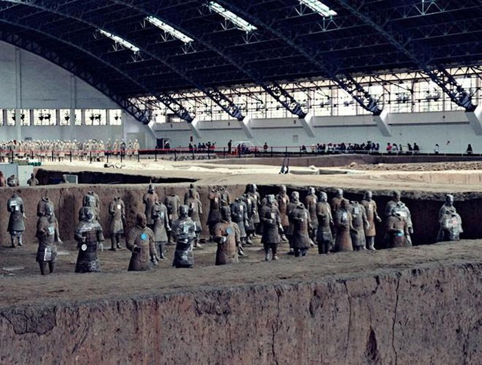 Nằm ở quận Lâm Đồng, Tây An, Thiểm Tây (Trung Quốc), khu lăng mộ Tần Thủy Hoàng vẫn chưa được cho phép mọi người vào mặc dù, giới khảo cổ đã phát hiện ngôi mộ khi khai quật đội quân đất nung vào năm 1974.