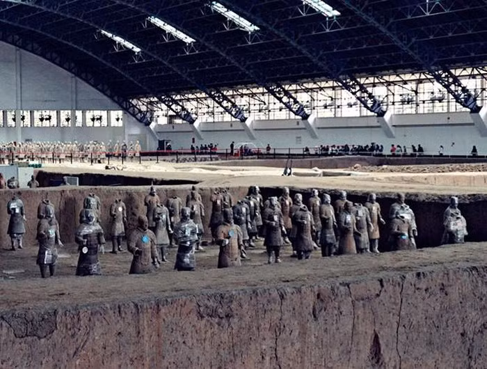 Nằm ở quận Lâm Đồng, Tây An, Thiểm Tây (Trung Quốc), khu lăng mộ Tần Thủy Hoàng vẫn chưa được cho phép mọi người vào mặc dù, giới khảo cổ đã phát hiện ngôi mộ khi khai quật đội quân đất nung vào năm 1974.