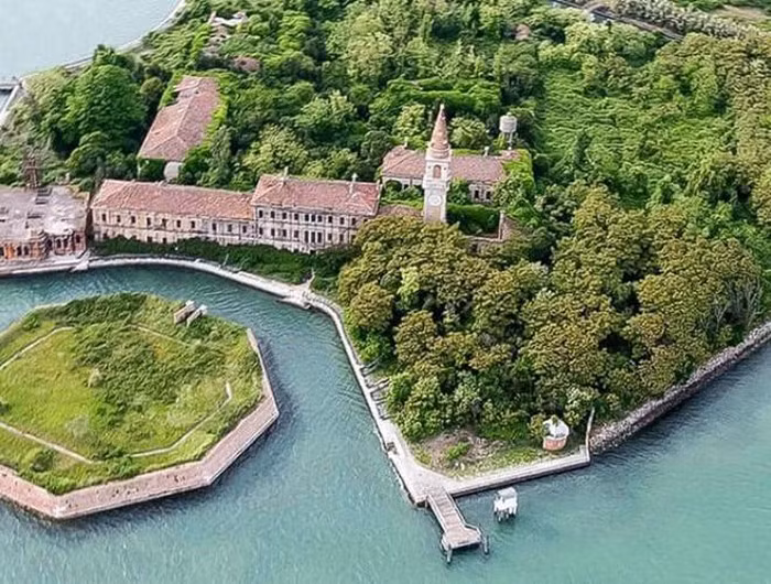 Vào thế kỷ 14 và 17, trong giai đoạn khủng hoảng vì dịch bệnh lan tràn, hòn đảo này trở thành điểm cách ly và thiêu sống người bệnh. Có khoảng 160.000 người đã bị thiêu sống ở đây.