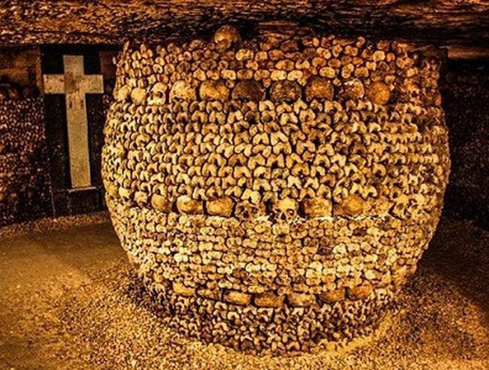 Nghĩa trang Les Catacombes hay còn được gọi là Hầm mộ Paris, là một "vương quốc của người chết", có tới 6 triệu bộ hài cốt.