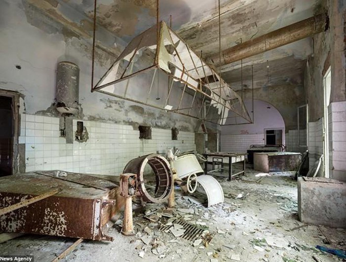 Những người từng đến đây kể lại rằng đảo Poveglia luôn bị bao trùm bởi một không khí ma quỷ và tối tăm. Thỉnh thoảng những tiếng gào khóc cứ tự nhiên phát ra, khiến nhiều người không dám lui tới.