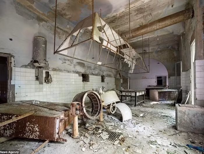 Những người từng đến đây kể lại rằng đảo Poveglia luôn bị bao trùm bởi một không khí ma quỷ và tối tăm. Thỉnh thoảng những tiếng gào khóc cứ tự nhiên phát ra, khiến nhiều người không dám lui tới.