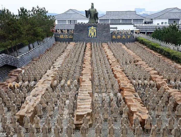 Trải qua hơn 40 năm, các chuyên gia cùng với rất nhiều công nhân đã đẩy nhanh quá trình khai quật, nhưng lăng mộ Tần Thủy Hoàng vẫn còn rất nhiều điều bí ẩn.