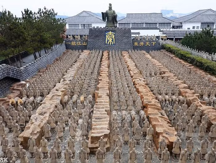 Trải qua hơn 40 năm, các chuyên gia cùng với rất nhiều công nhân đã đẩy nhanh quá trình khai quật, nhưng lăng mộ Tần Thủy Hoàng vẫn còn rất nhiều điều bí ẩn.