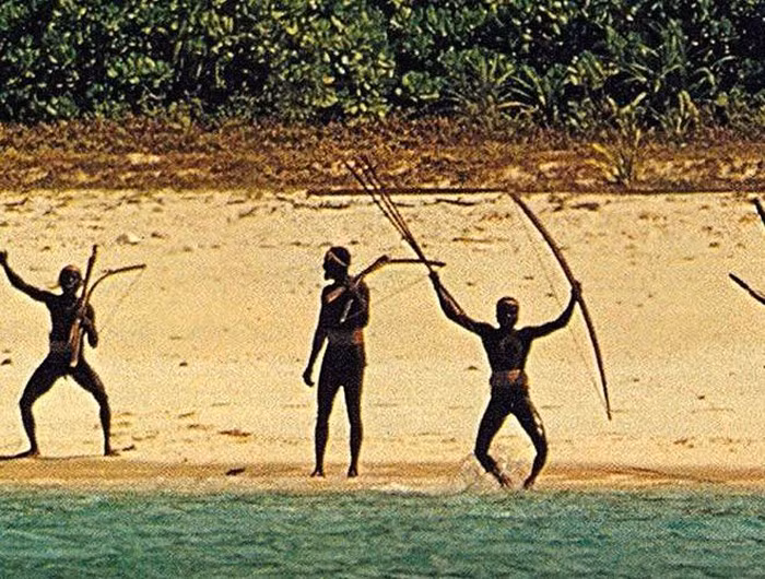 Nguyên nhân xuất phát từ Sentinel - bộ lạc luôn từ chối tiếp xúc với thế giới bên ngoài hơn 6 vạn năm qua. Họ luôn có những hành vị chống đối hung bạo với những người có ý định tiến gần vùng đất này.