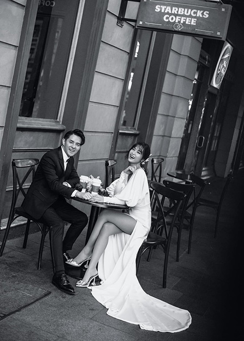 Đôi uyên ương có 10 năm hẹn hò trước khi về chung một nhà.