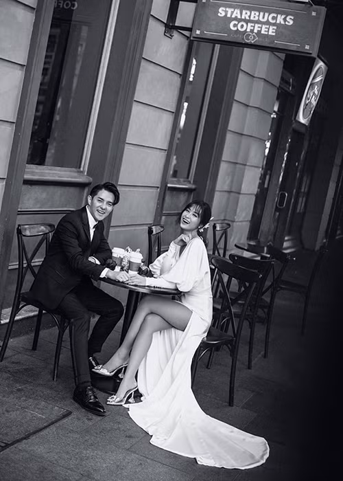 Đôi uyên ương có 10 năm hẹn hò trước khi về chung một nhà.