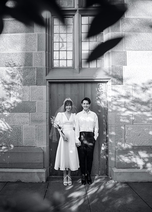 "Ngồi nghĩ lại mới thấy, trong những khoảnh khắc quan trọng nhất đời mình, chỉ cần những người đủ yêu, đủ hiểu là đã có thể tạo nên những bức hình thật cảm xúc đối với mình", Đông Nhi chia sẻ.