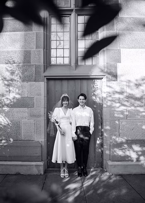 "Ngồi nghĩ lại mới thấy, trong những khoảnh khắc quan trọng nhất đời mình, chỉ cần những người đủ yêu, đủ hiểu là đã có thể tạo nên những bức hình thật cảm xúc đối với mình", Đông Nhi chia sẻ.