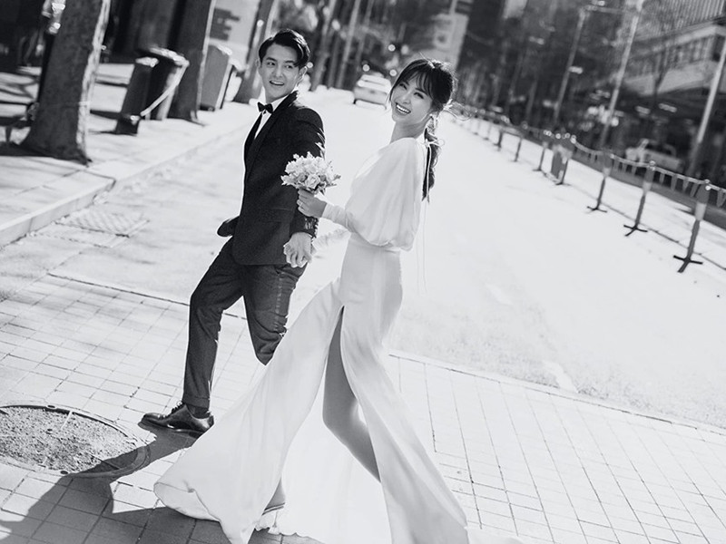 Vợ sắp cưới của Ông Cao Thắng chia sẻ thêm khi xem "Ngày đôi ta là của nhau", cô cứ cười tủm tỉm vì hóa ra tình yêu của cô cũng dễ thương.