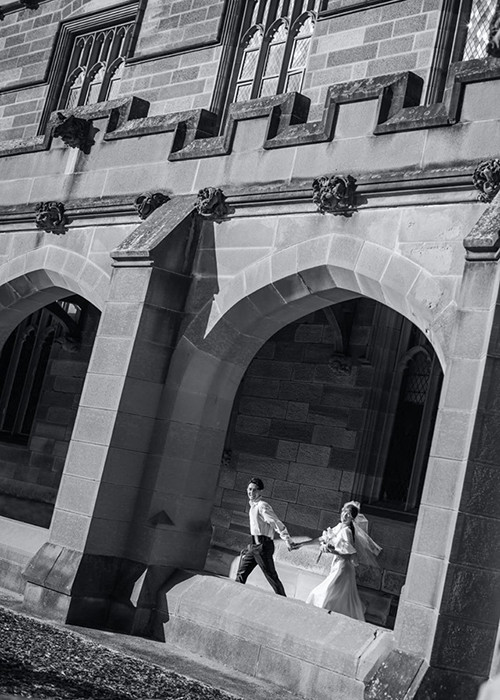 Loạt ảnh cưới của Đông Nhi và Ông Cao Thắng được lồng ghép trong bài nhạc "Ngày đôi ta là của nhau" vừa ra mắt.