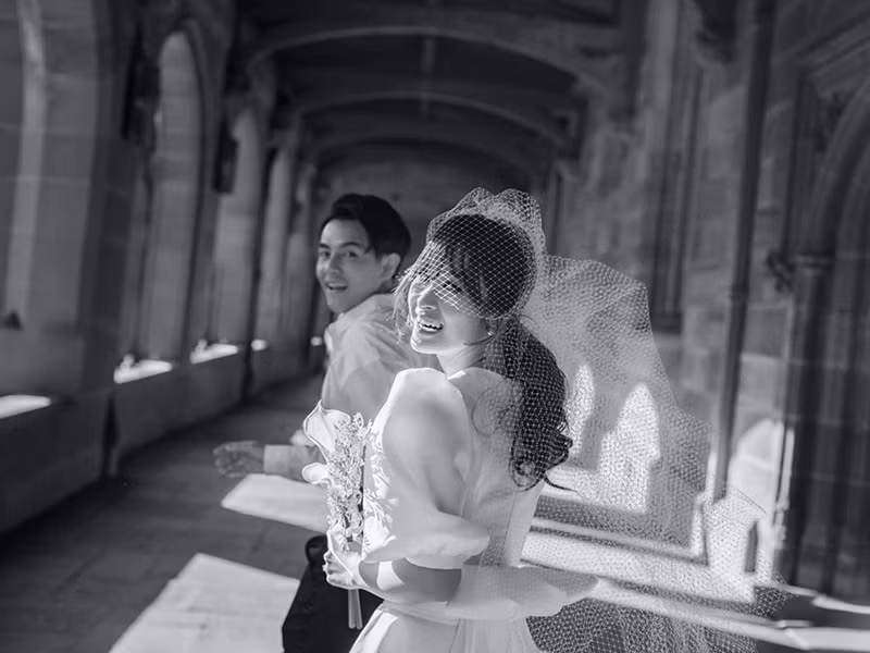 Đông Nhi tiết lộ ê-kíp chụp hình chỉ vỏn vẹn có 4 người: 1 thợ ảnh, 1 người lo trang phục và cô dâu chú rể.