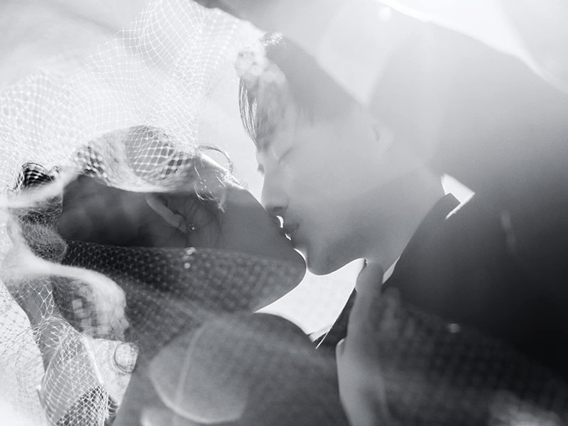 Mới đây, Đông Nhi khiến fan phấn khích khi chia sẻ trọn bộ ảnh cưới được chụp ở Sydney.