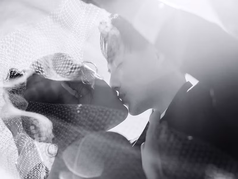 Mới đây, Đông Nhi khiến fan phấn khích khi chia sẻ trọn bộ ảnh cưới được chụp ở Sydney.