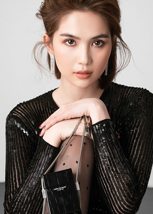 Ngọc Trinh cũng gây tranh cãi khi nói: “Yêu tôi tốn kém lắm chứ bộ”, “Đàn ông nghèo chắc tôi không yêu đâu”, “Đừng ai dạy tôi cách dùng tiền thế nào".