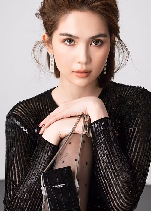 Ngọc Trinh cũng gây tranh cãi khi nói: “Yêu tôi tốn kém lắm chứ bộ”, “Đàn ông nghèo chắc tôi không yêu đâu”, “Đừng ai dạy tôi cách dùng tiền thế nào".