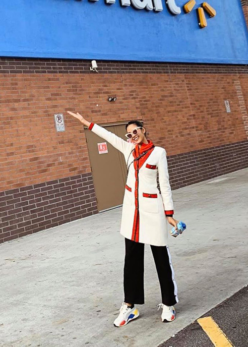 Hoàng Thùy liên tục khoe hình ảnh rạng rỡ trên đất Mỹ.