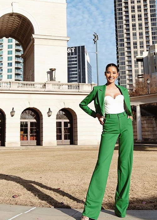 Hoàng Thùy là một trong số ít thí sinh sớm có mặt tại cuộc thi.