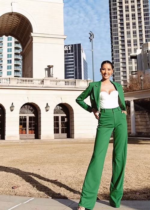 Hoàng Thùy là một trong số ít thí sinh sớm có mặt tại cuộc thi.