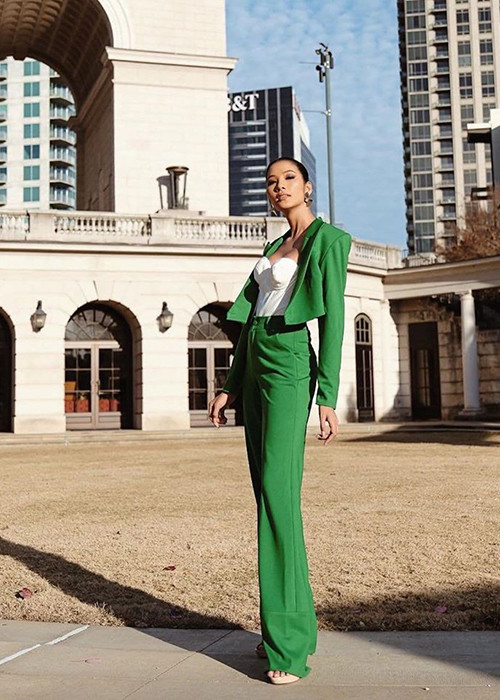 Với 12 kiện hành lý, Hoàng Thùy có thể thoải mái lựa chọn trang phục mỗi ngày.