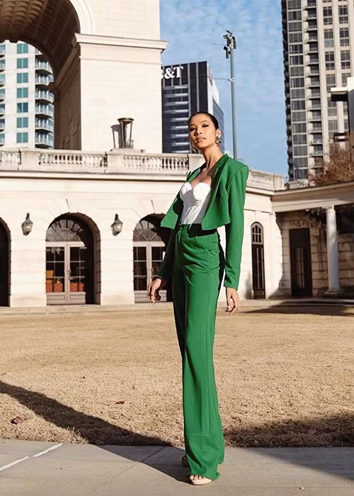 Với 12 kiện hành lý, Hoàng Thùy có thể thoải mái lựa chọn trang phục mỗi ngày.