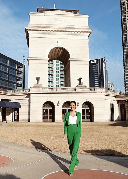 Nàng á hậu khoe thềm ngực nảy nở, vòng eo con kiến, đôi chân thon dài.