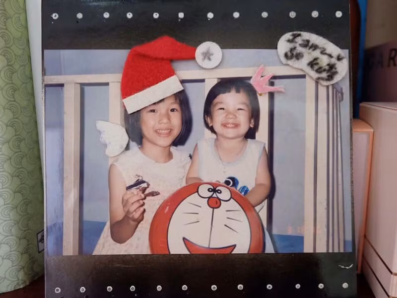 Nữ MC có một cô em gái tên Hoàng Dung.