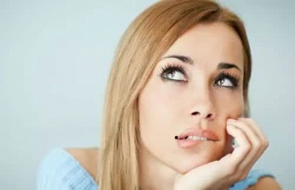 Nốt ruồi ở bên phải môi: Nốt ruồi ở bên phải môi thể hiện một người không có sự kiên trì, ba phải và gió chiều nào xoay chiều đó. Tốt nhất người có nốt ruồi ở vị trí này nếu muốn thành công, hoàn thành công việc thì nên có người quản lý theo sát kế hoạch, buộc họ phải thay đổi tính khí hời hợt của mình. * Thông tin trong bài chỉ mang tính tham khảo, chiêm nghiệm.