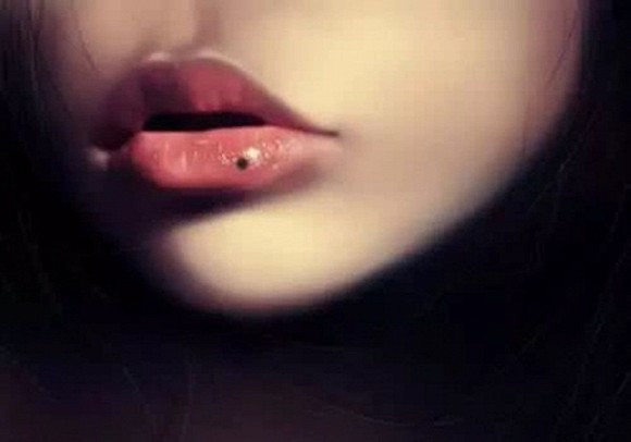 Nốt ruồi ở môi dưới: Người sở hữu nốt ruồi ở môi dưới có tính hướng nội, không thích bày tỏ tình cảm và luôn che dấu cảm xúc trong lòng. Nếu là đàn ông thì thường hay bị động và không dám bày tỏ tình cảm với bạn gái. Người có nốt ruồi ở vị trí này sống khá nội tâm, ngay cả khi gặp người mình thích, bạn cũng khó có thể thổ lộ nên lời. Dù vậy, nhìn chung sự dịu dàng, thầm kín của bạn luôn khiến người đối diện phải thương mến.