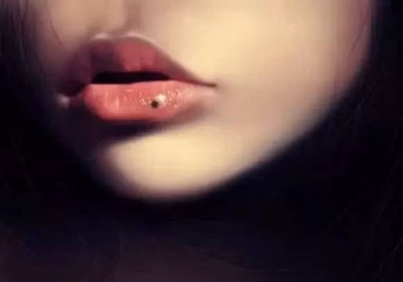 Nốt ruồi ở môi dưới: Người sở hữu nốt ruồi ở môi dưới có tính hướng nội, không thích bày tỏ tình cảm và luôn che dấu cảm xúc trong lòng. Nếu là đàn ông thì thường hay bị động và không dám bày tỏ tình cảm với bạn gái. Người có nốt ruồi ở vị trí này sống khá nội tâm, ngay cả khi gặp người mình thích, bạn cũng khó có thể thổ lộ nên lời. Dù vậy, nhìn chung sự dịu dàng, thầm kín của bạn luôn khiến người đối diện phải thương mến.