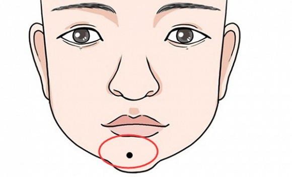 Nốt ruồi bên dưới môi: Người có nốt ruồi ở môi dưới thì thích nói chuyện phiếm, hay soi mói đời sống riêng tư của người khác. Thậm chí nếu không cẩn trọng, bạn sẽ dễ dáng xúc phạm người khác vì sự kém hiểu biết của mình. Những người này thường dính nhiều thị phi và không có bạn thân. Ngoài ra, bạn không phải là người đáng tin cậy vì dễ tiết lộ bí mật của người khác. Bởi tính cách này mà bạn thường mất nhiều hơn được, cuộc sống trắc trở, kinh tế khó khăn.