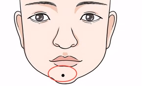 Nốt ruồi bên dưới môi: Người có nốt ruồi ở môi dưới thì thích nói chuyện phiếm, hay soi mói đời sống riêng tư của người khác. Thậm chí nếu không cẩn trọng, bạn sẽ dễ dáng xúc phạm người khác vì sự kém hiểu biết của mình. Những người này thường dính nhiều thị phi và không có bạn thân. Ngoài ra, bạn không phải là người đáng tin cậy vì dễ tiết lộ bí mật của người khác. Bởi tính cách này mà bạn thường mất nhiều hơn được, cuộc sống trắc trở, kinh tế khó khăn.