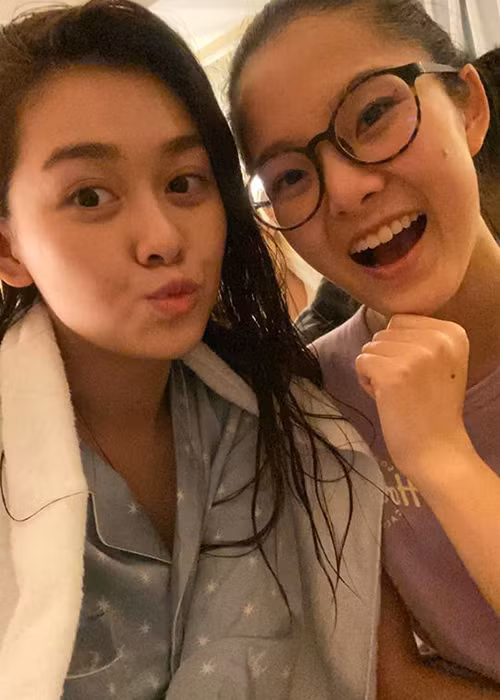 Nàng á hậu cố gắng tham gia các hoạt động dù bị sốt cao, đau đầu.