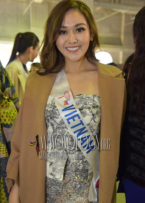 Đại diện Việt Nam cho biết, trước chung kết, chiếc mấn đi kèm trang phục truyền thống dân tộc của cô bị gãy. Hiện tại, Tường San sử dụng kẹp tóc để giữ cố định phần mấn.