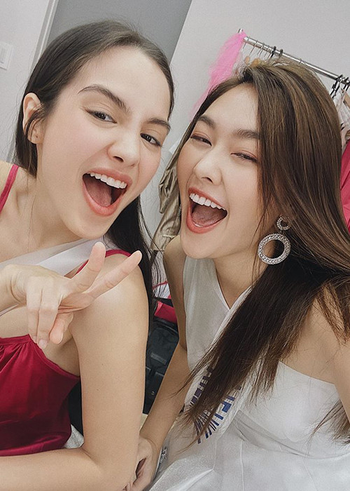 Tường San cũng đăng tải những khoảnh khắc nhí nhố bên các thí sinh vừa là bạn vừa là đối thủ.