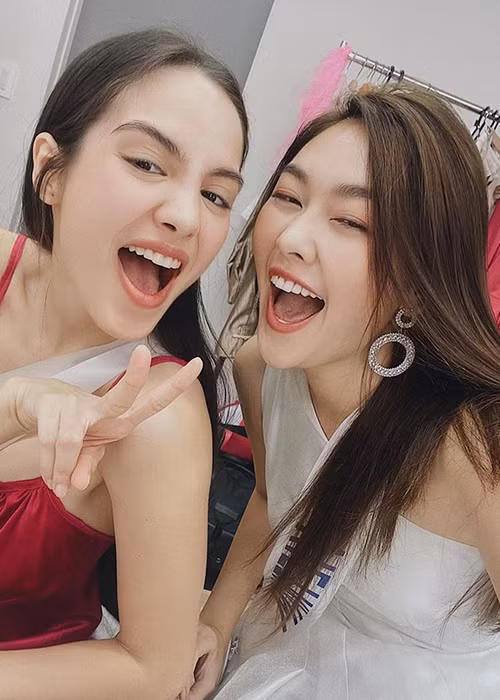 Tường San cũng đăng tải những khoảnh khắc nhí nhố bên các thí sinh vừa là bạn vừa là đối thủ.