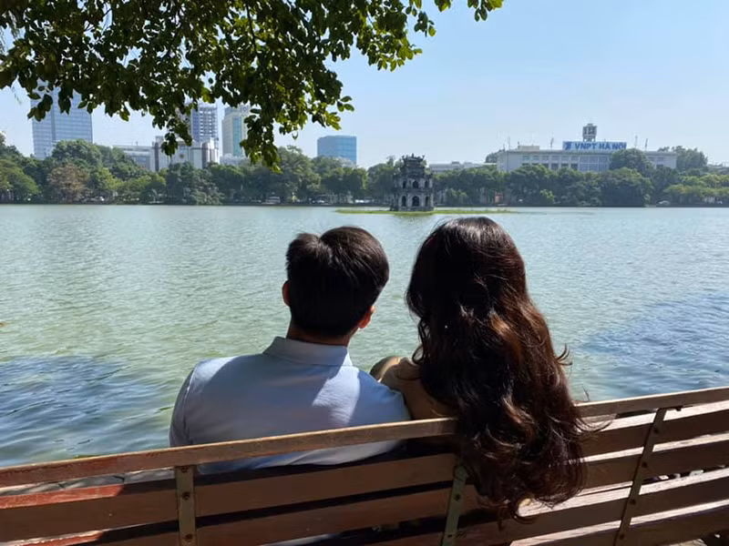 Đôi vợ chồng son gây sốt vì khoảnh khắc bình yên trong chuyến ra Hà Nội.