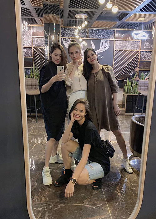 Đàm Thu Trang thi thoảng hội ngộ những người bạn thân trong giới showbiz như Diệp Lâm Anh, Trần Hiền.