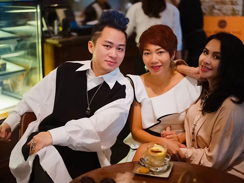 Hình ảnh nữ ca sĩ tươi tắn bên Hà Trần và Tùng Dương.