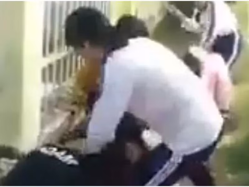 Cong an vao cuoc vu 4 nu sinh lop 6 bi “dan chi” danh ta toi