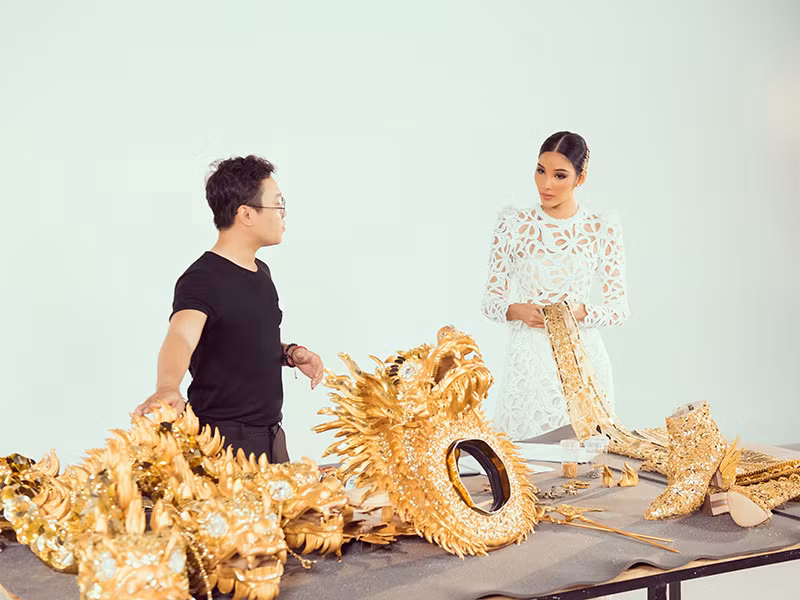 Liệu bộ trang phục nào sẽ được Á hậu Hoàng Thùy lựa chọn khi tham gia đấu trường nhan sắc quốc tế? Tất cả sẽ được hé lộ trong tập 5 “Đột phá thiết kế Trang phục dân tộc” lên sóng tối ngày 13/11.