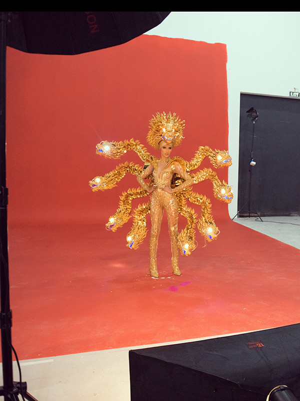 Hoàng Thùy đã thử bộ trang phục Cafe phin sữa đá (Trần Nguyễn Minh Đức), Cò (Nguyễn Đức Liêm) và Vùng đất chín rồng (Hoàng Hữu Kha).