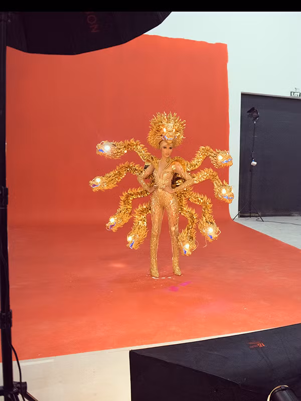 Hoàng Thùy đã thử bộ trang phục Cafe phin sữa đá (Trần Nguyễn Minh Đức), Cò (Nguyễn Đức Liêm) và Vùng đất chín rồng (Hoàng Hữu Kha).