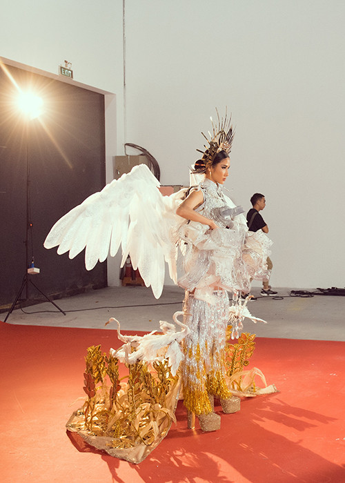 Trước khi đi đến quyết định cuối cùng, Hoàng Thùy có buổi chụp ảnh và chỉnh sửa trang phục sao cho phù hợp nhất.