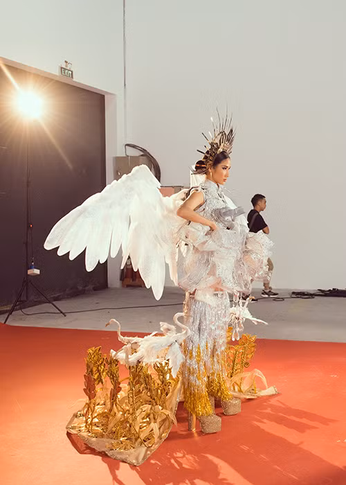 Trước khi đi đến quyết định cuối cùng, Hoàng Thùy có buổi chụp ảnh và chỉnh sửa trang phục sao cho phù hợp nhất.