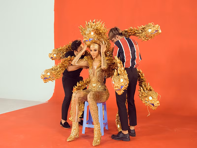 Hình ảnh Hoàng Thùy thử trang phục Vùng đất chín rồng.