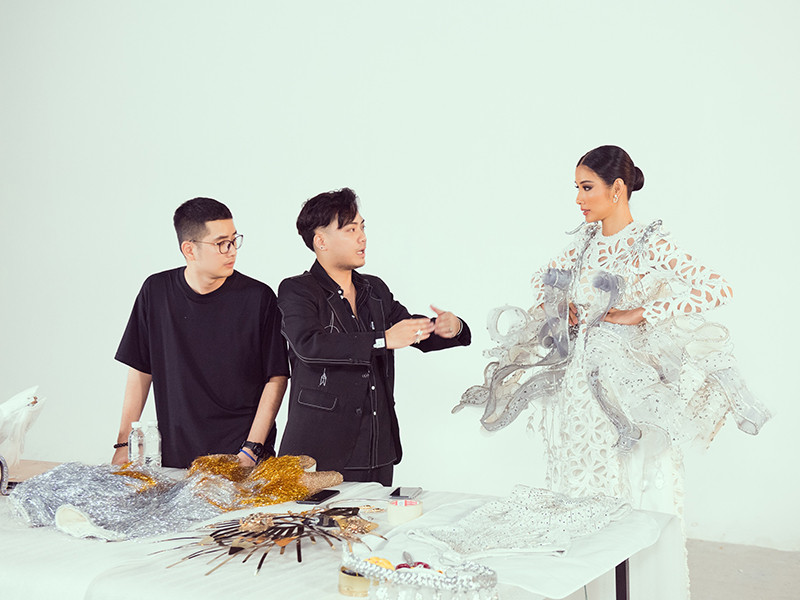 Hoàng Thùy trao đổi với tác giả bộ trang phục Cò.