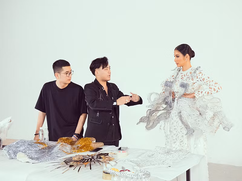 Hoàng Thùy trao đổi với tác giả bộ trang phục Cò.