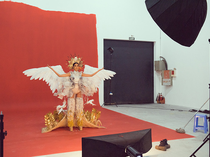 Một vài hình ảnh trong buổi chụp hình cho thấy Hoàng Thùy phải rất chật vật để có thể mặc trang phục dân tộc.