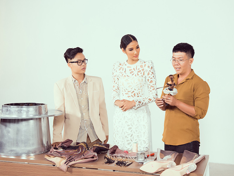 Nàng á hậu lắng nghe chia sẻ của tác giả bộ trang phục Cafe phin sữa đá.